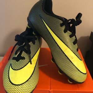 Nike Bravata II- Soccer Cleats. Boys Size 1.5Y